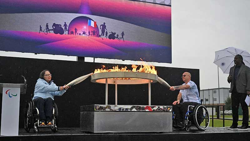 Bajo una intensa lluvia, la llama de los Juegos Paralímpicos se encendió en Inglaterra
