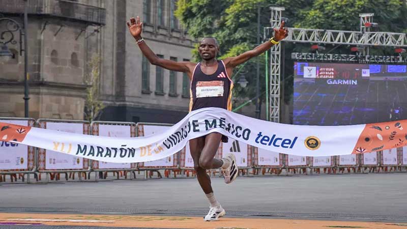 Keniano Kiptoo domina y gana Maratón de Ciudad de México