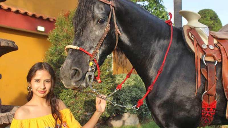 Festejan charros su día con coronación de su reina, una joven estudiante de Derecho