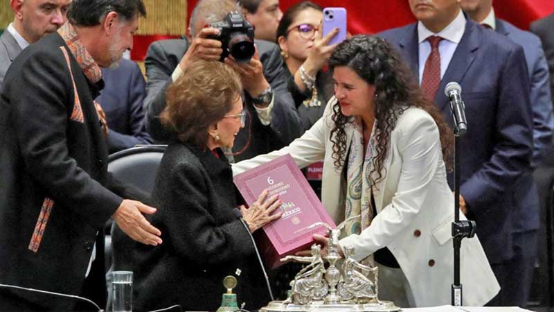 Ante una arrasadora mayoría, la secretaria de Gobernación entrega el sexto y último informe de gobierno de AMLO