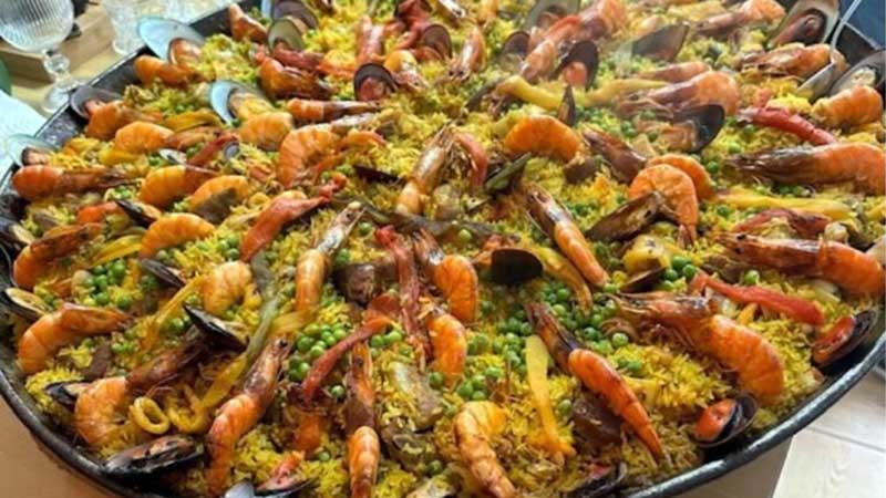 Día Mundial de la Paella: ¿El vino tinto realza los sabores del platillo?