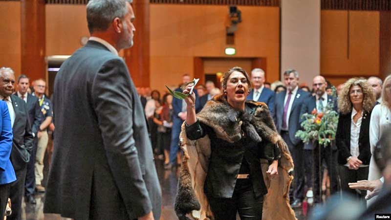 Una senadora indígena australiana abuchea al rey Carlos III en su visita a Canberra