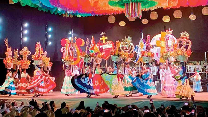 Oaxaca llena de fiesta el arranque del Cervantino