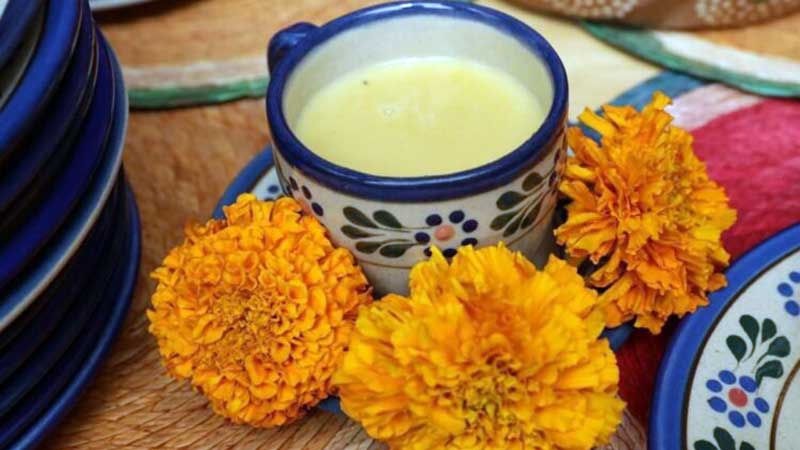Atole de cempasúchil, tradición de muertos que disfrutan los vivos