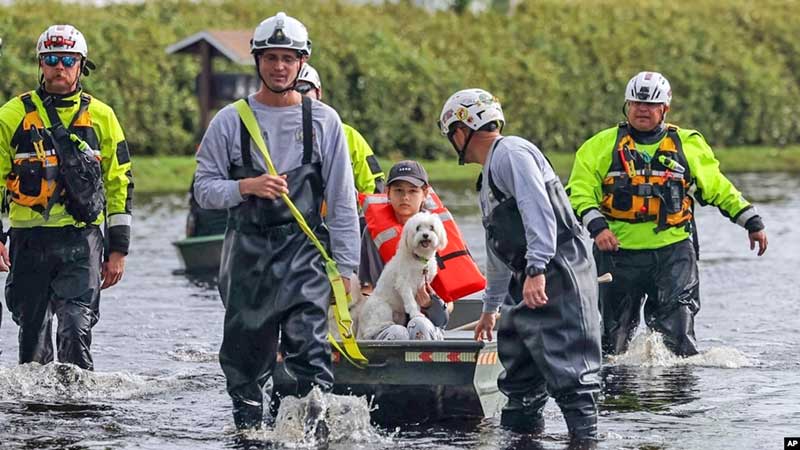 Habitantes de Florida se abren paso por calles inundadas y recogen escombros tras Milton