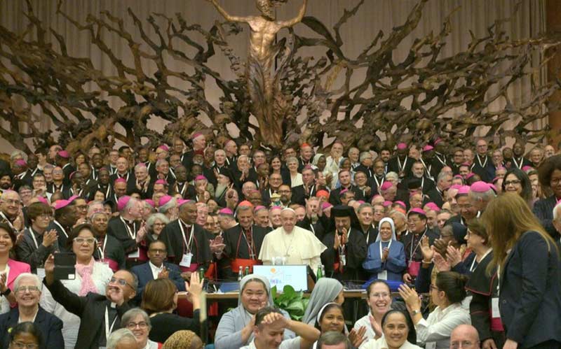 Iglesia católica deja abierta la posibilidad de ordenación de mujeres