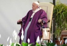 El papa Francisco reza ante tumbas de niños no nacidos antes de la misa de Día de los Muertos El papa Francisco reza ante tumbas de niños no nacidos antes de la misa de Día de los Muertos