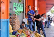 Venezuela corre riesgo de aceleración de la inflación al dejar de depreciar la moneda
