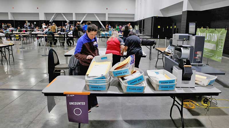 Elecciones en EU 2024: Cierran los centros de votación en Washington, Georgia y otros estados