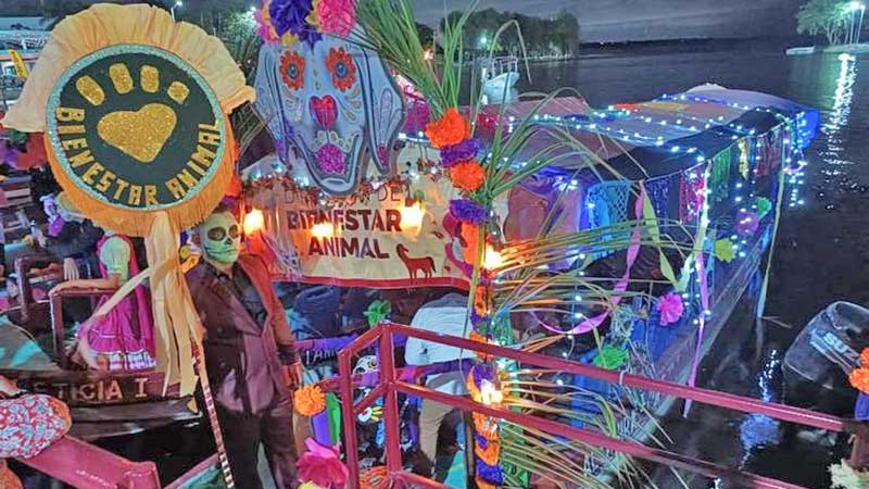 Todo un éxito fue el desfile de altares flotantes en lanchas en la laguna del Champayán