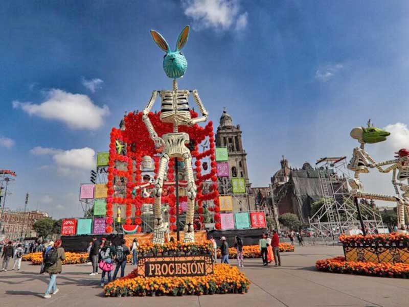 Entre trajineras y cempasúchil: vive el Día de Muertos en el Zócalo