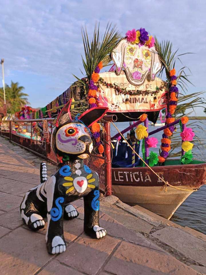 Todo un éxito fue el desfile de altares flotantes en lanchas en la laguna del Champayán