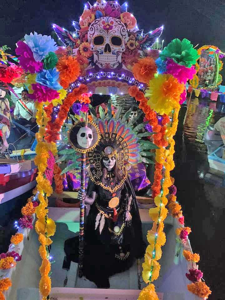 Todo un éxito fue el desfile de altares flotantes en lanchas en la laguna del Champayán