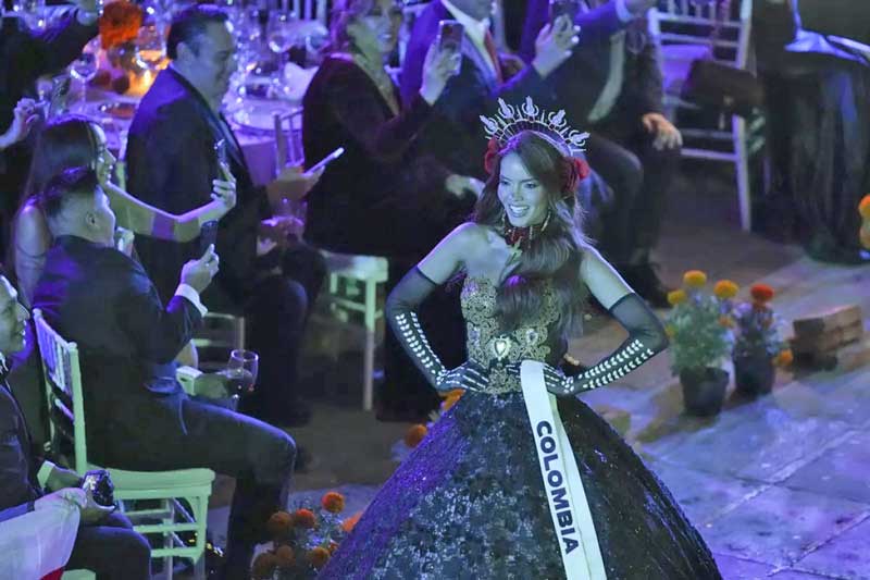 Miss Universo se llena de color con La Gala de las Catrinas