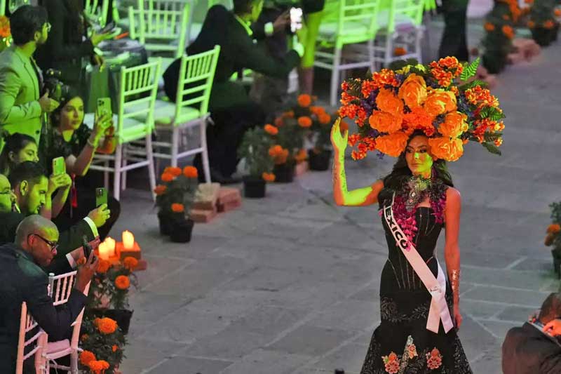 Miss Universo se llena de color con La Gala de las Catrinas