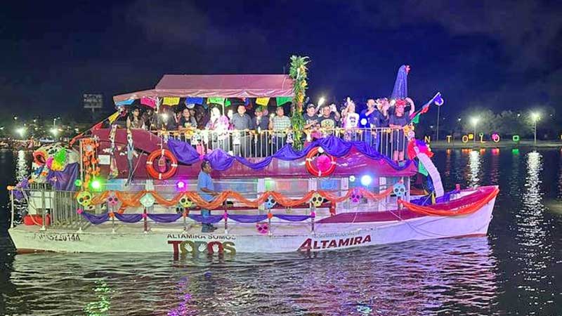 Todo un éxito fue el desfile de altares flotantes en lanchas en la laguna del Champayán
