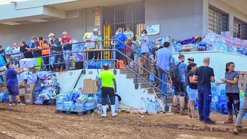 Con palas y escobas, españoles se movilizan para ayudar tras inundaciones en Valencia