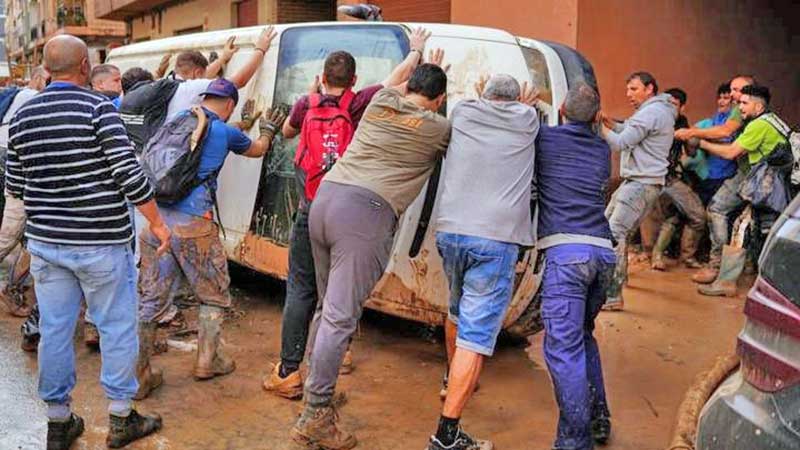 Con palas y escobas, españoles se movilizan para ayudar tras inundaciones en Valencia