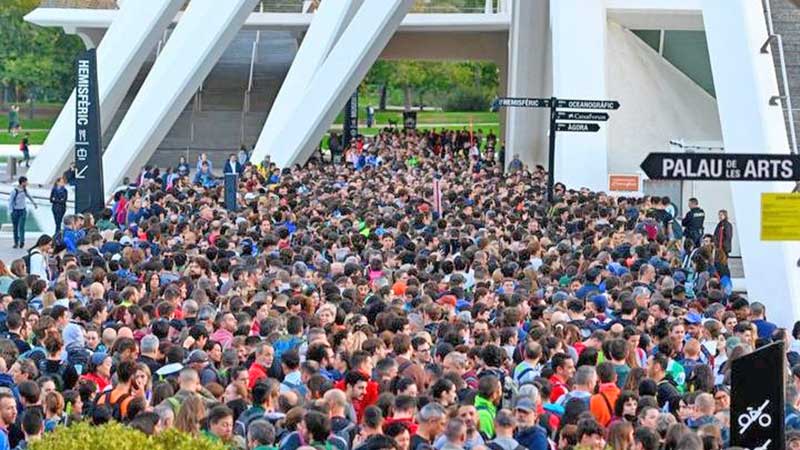 Con palas y escobas, españoles se movilizan para ayudar tras inundaciones en Valencia