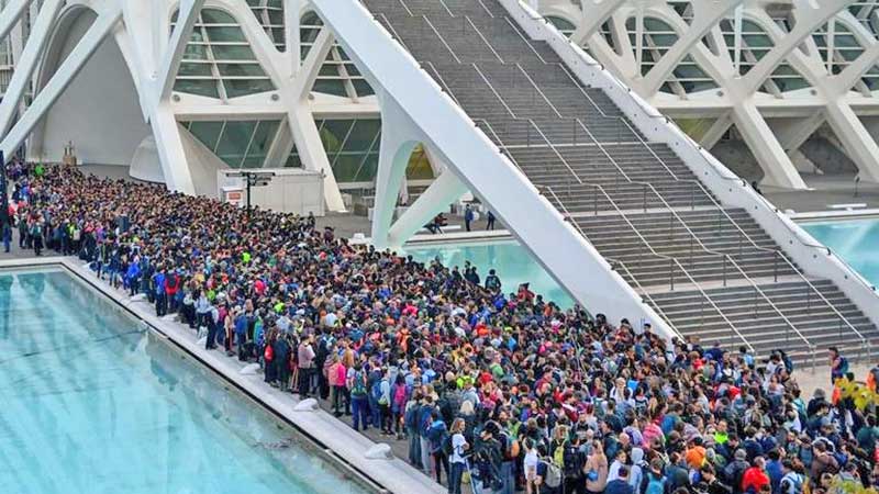 Con palas y escobas, españoles se movilizan para ayudar tras inundaciones en Valencia