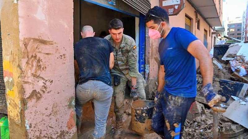 Con palas y escobas, españoles se movilizan para ayudar tras inundaciones en Valencia