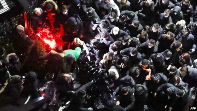 Policías arrestan al presidente de Corea del Sur por presunta rebelión