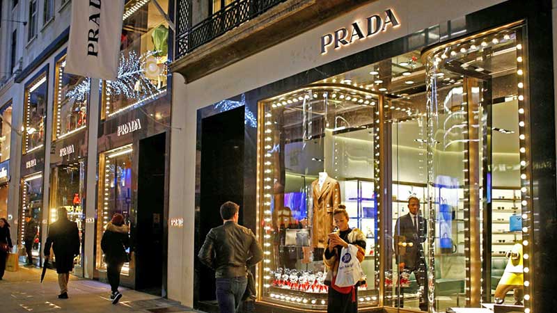 Prada estudia comprar Versace y crear un gran holding italiano de lujo