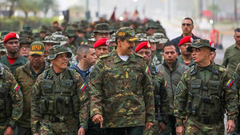 Maduro muestra músculo con ejercicios militares