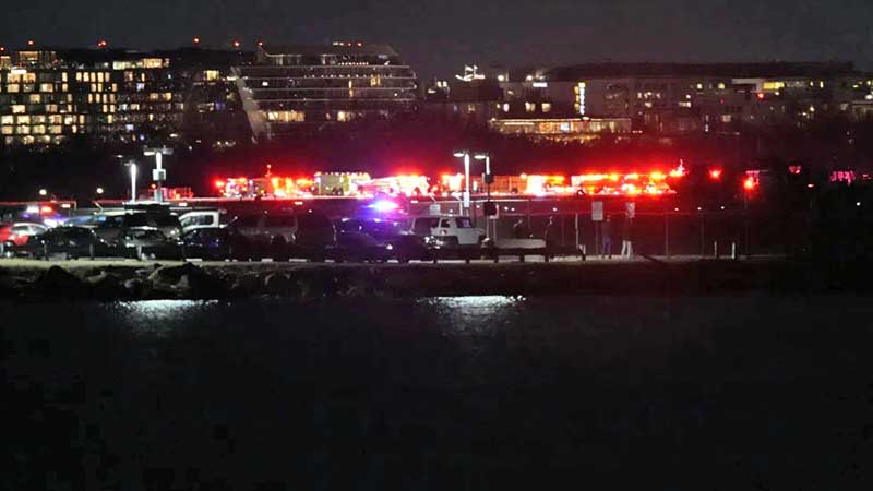 Colisión entre jet y helicóptero deja 67 muertos, el peor desastre aéreo en EEUU en una generación