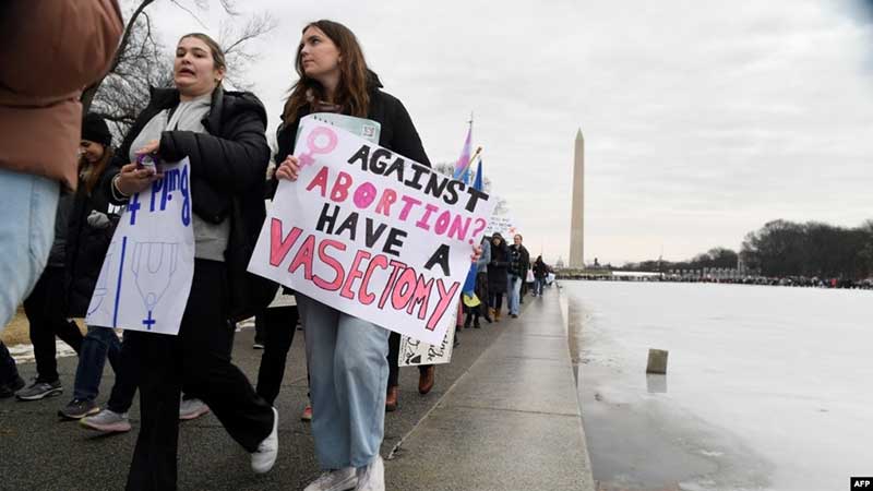 Miles de personas desfilan en Washington para protestar por la investidura de Trump