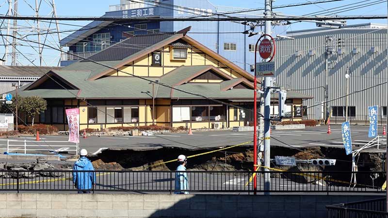 Un hombre sigue atrapado en un gran socavón en Japón tres días después