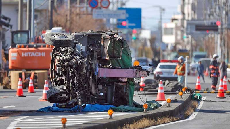 Un hombre sigue atrapado en un gran socavón en Japón tres días después
