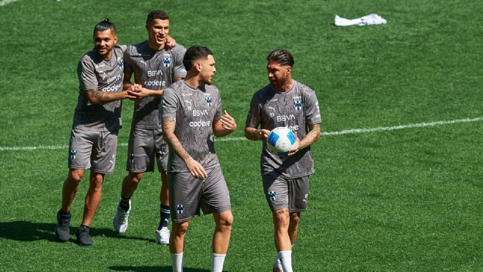 Sergio Ramos entrena con Rayados ante miles de aficionados