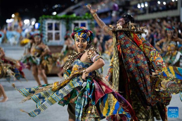 Desfile de escuelas de samba en Sao Paulo da inicio a la fiesta del Carnaval de Brasil