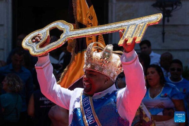 Desfile de escuelas de samba en Sao Paulo da inicio a la fiesta del Carnaval de Brasil