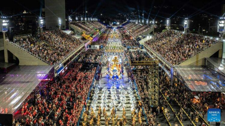 Desfile de escuelas de samba en Sao Paulo da inicio a la fiesta del Carnaval de Brasil