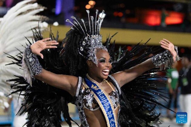 Desfile de escuelas de samba en Sao Paulo da inicio a la fiesta del Carnaval de Brasil
