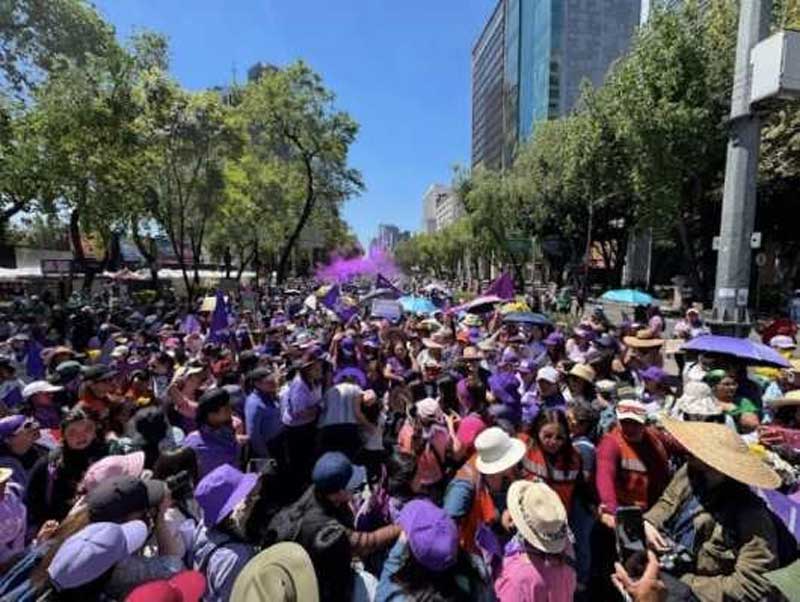Clara Brugada acude a marcha 8M en CDMX: 'Estoy aquí luchando'