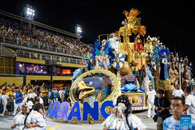 Desfile de escuelas de samba en Sao Paulo da inicio a la fiesta del Carnaval de Brasil
