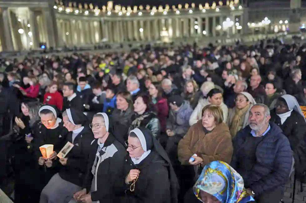 El papa a da gracias a los voluntarios mientras el Vaticano celebra otro evento del Año Santo sin él