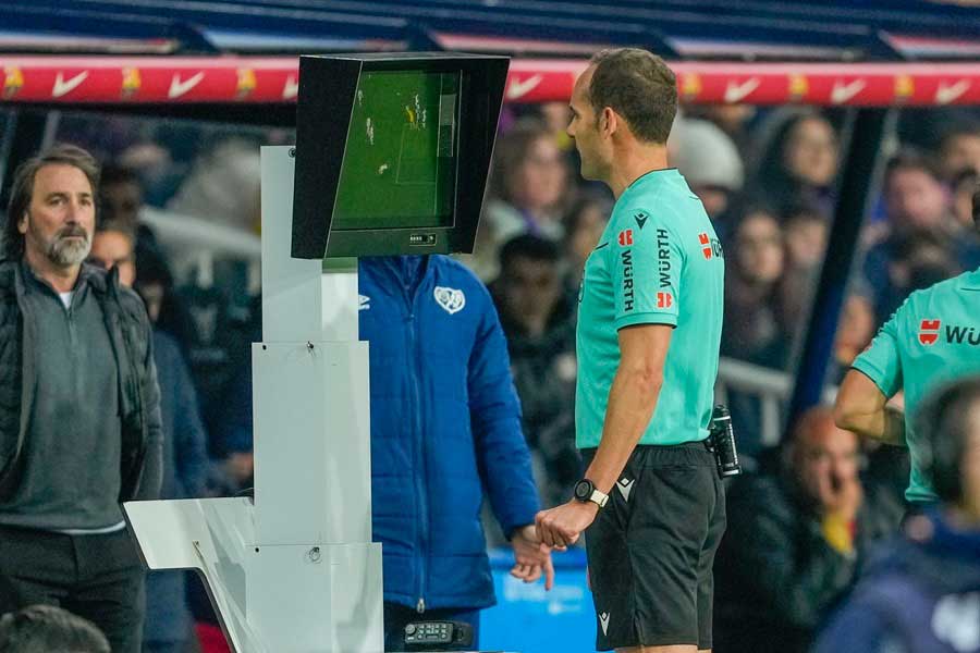 El árbitro señalará córner si el portero retiene el balón más de 8 segundos
