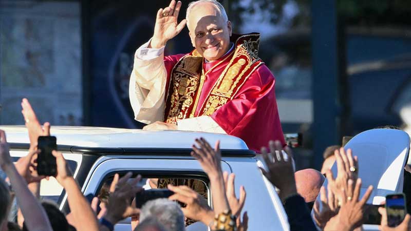 Papa Léon XIV toma posesión de su cátedra de obispo de Roma en la basílica de San Juan de Letrán