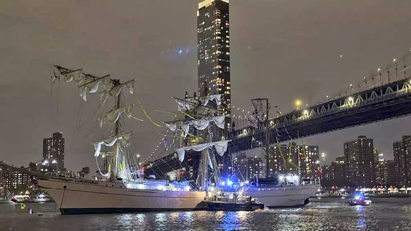 Dos fallecidos tras el choque de un velero mexicano contra el Puente de Brooklyn