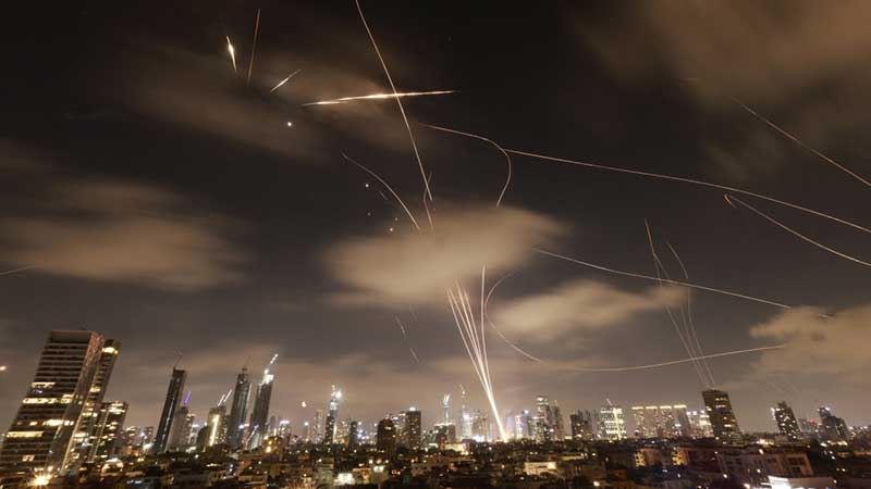 Israel ataca instalaciones nucleares en Irán y un misil daña un hospital israelí