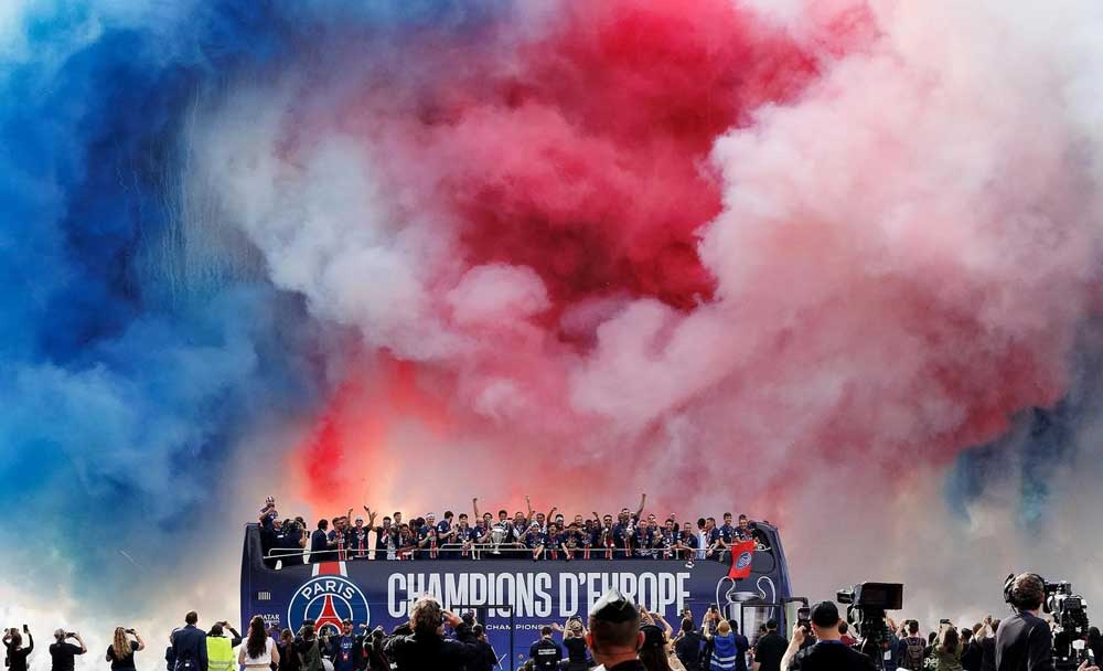 El PSG disfruta, por fin, su paseo tribunal por los Campos Elíseos de París