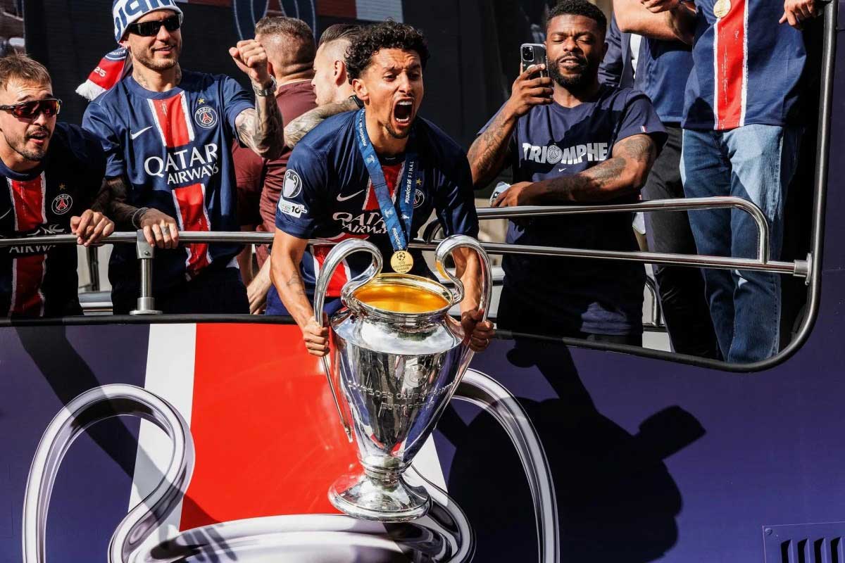 El PSG disfruta, por fin, su paseo tribunal por los Campos Elíseos de París