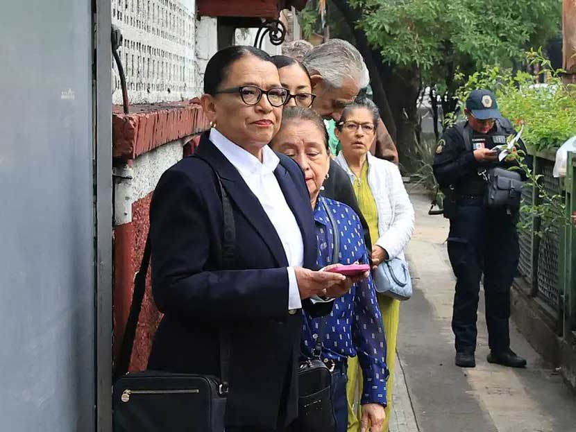 Acude Rosa Icela Rodríguez a casilla para elegir a jueces