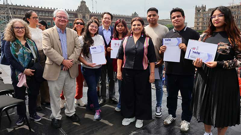 Gobierno CDMX invierte 8 mil mdp en educación y lanza becas para universitarios