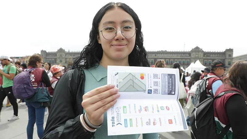 Gobierno CDMX invierte 8 mil mdp en educación y lanza becas para universitarios