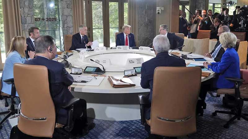 De izquierda a derecha, la primera ministra de Italia Giorgia Meloni, el presidente de Francia Emmanuel Macron, el primer ministro de Canadá Mark Carney, el presidente de Estados Unidos Donald Trump, el primer ministro de Gran Bretaña Keir Starmer, y el canciller alemán Friedrich Merz, en una sesión de la Cumbre del G7, el lunes 16 de junio de 2025, en Kananaskis, Canadá. (AP Foto/Mark Schiefelbein)